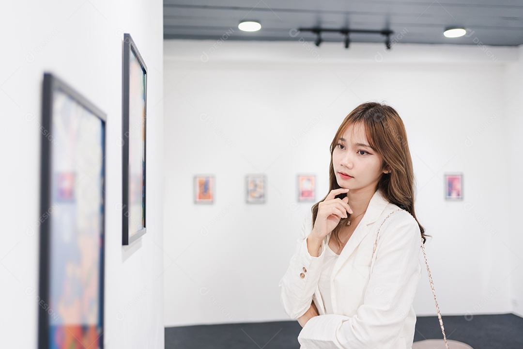 Mulher visitando a galeria de arte