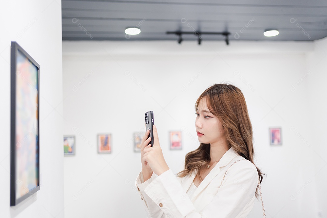 Mulher visitando a galeria de arte