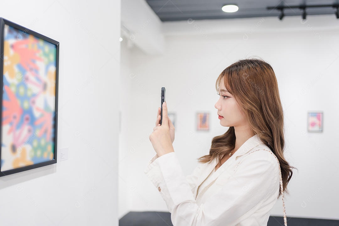 Mulher visitando a galeria de arte