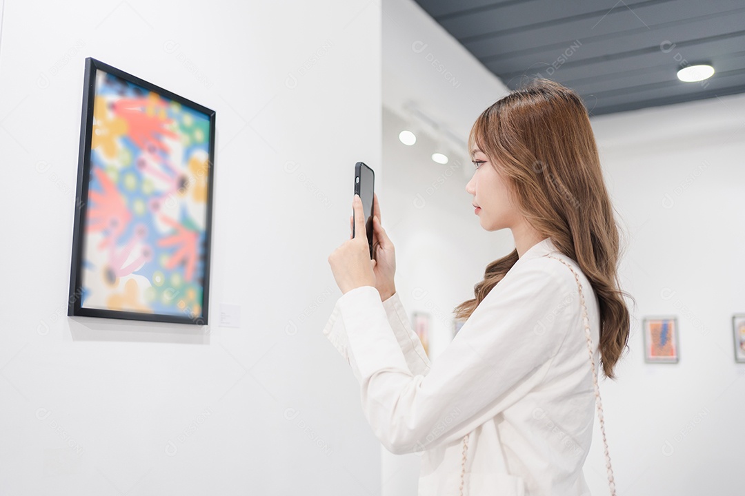 Mulher visitando a galeria de arte