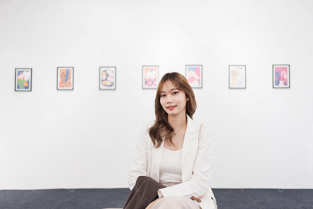 Mulher visitando a galeria de arte