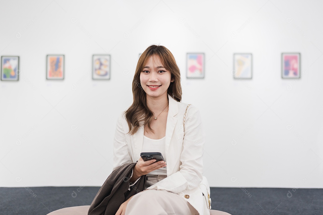 Mulher visitando a galeria de arte