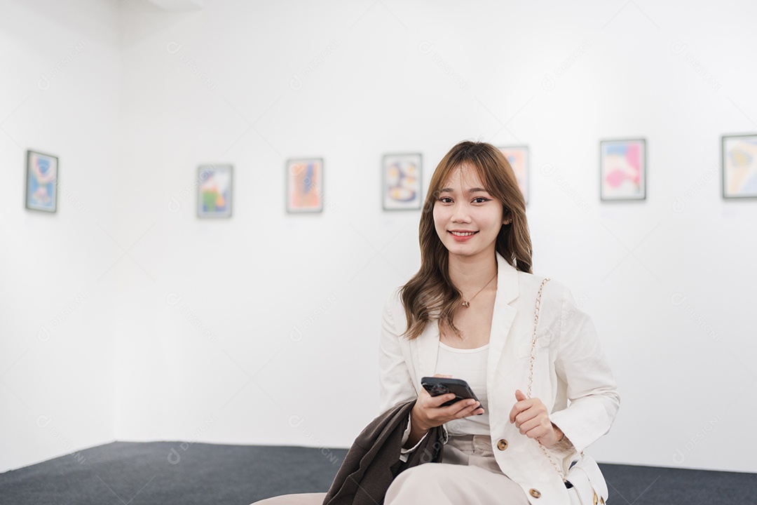 Mulher visitando a galeria de arte