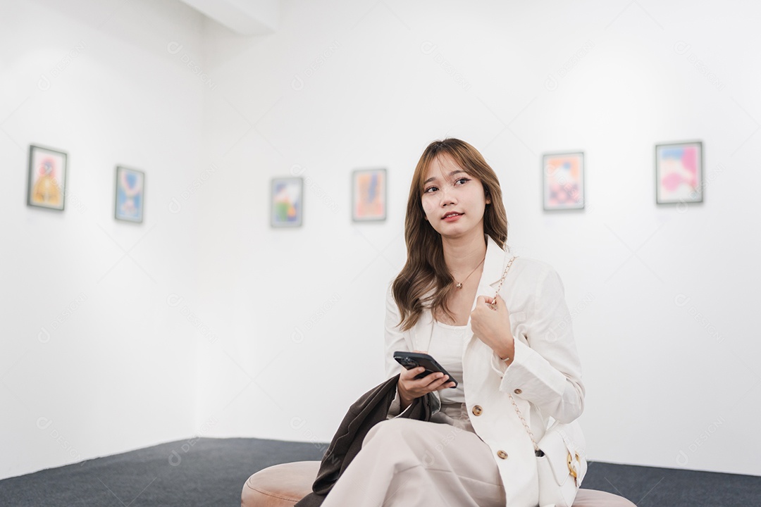 Mulher visitando a galeria de arte