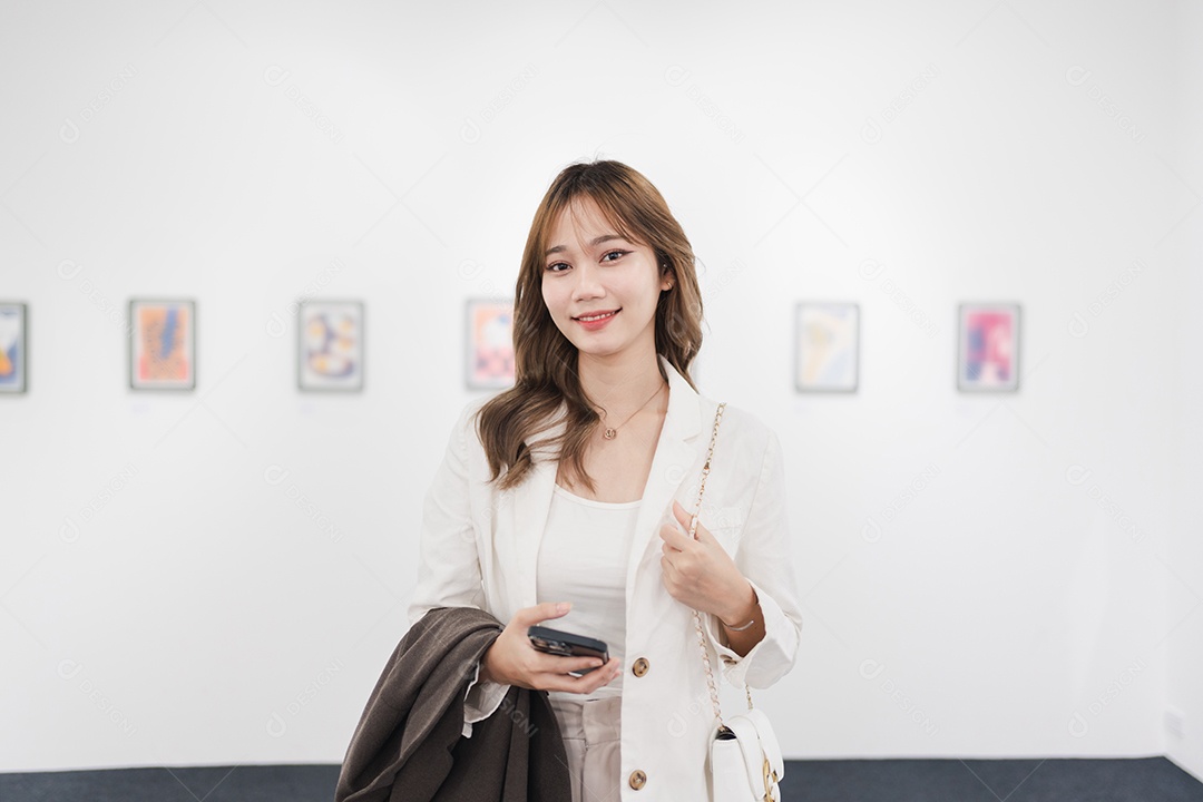 Mulher visitando a galeria de arte
