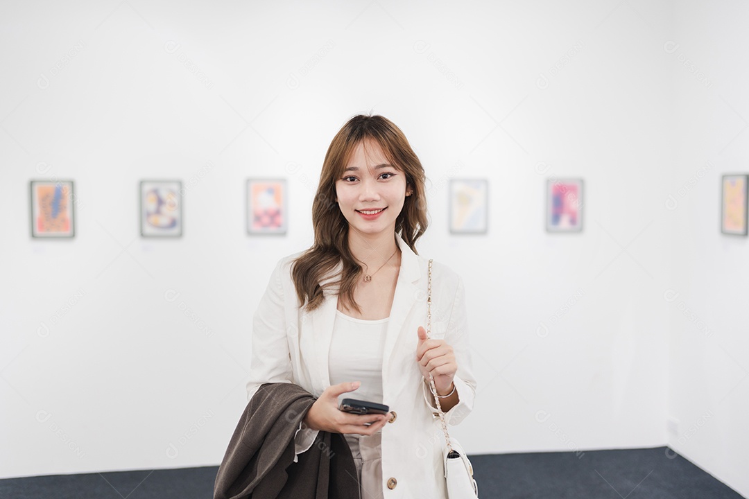 Mulher visitando a galeria de arte