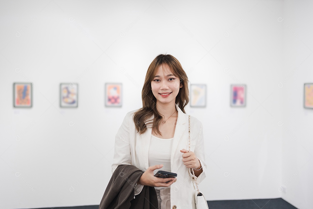 Mulher visitando a galeria de arte