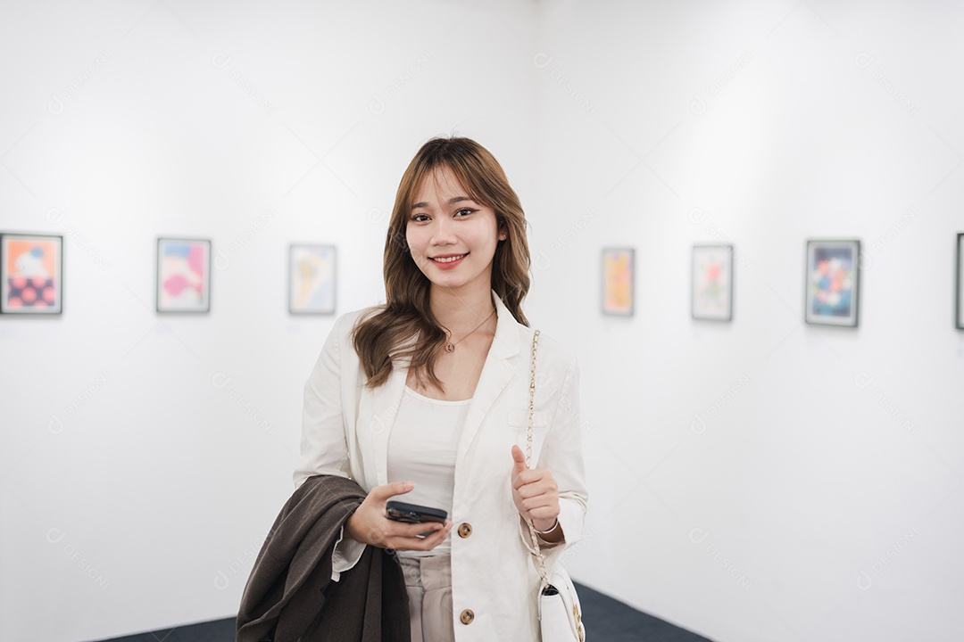 Mulher visitando a galeria de arte