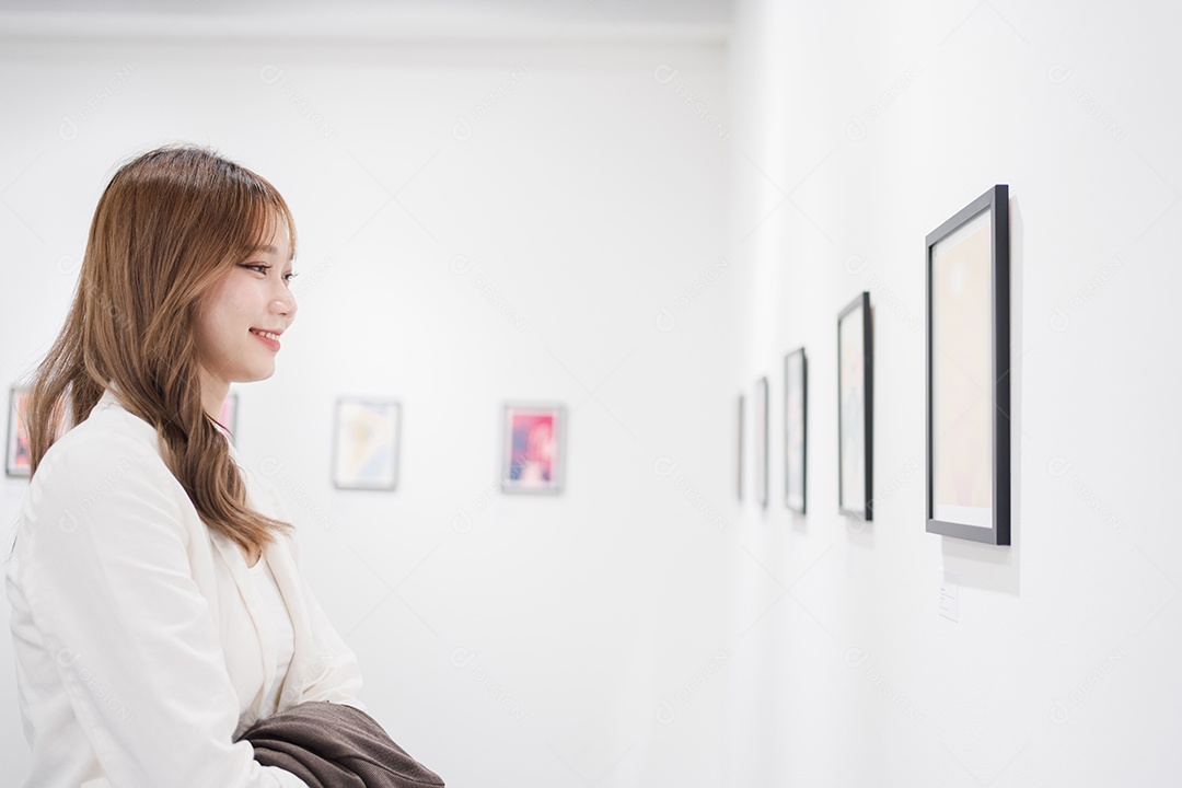 Mulher visitando a galeria de arte