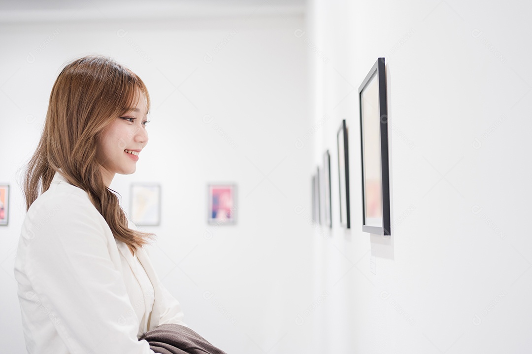 Mulher visitando a galeria de arte