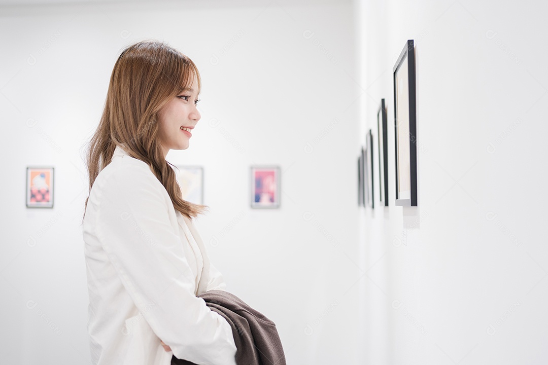 Mulher visitando a galeria de arte