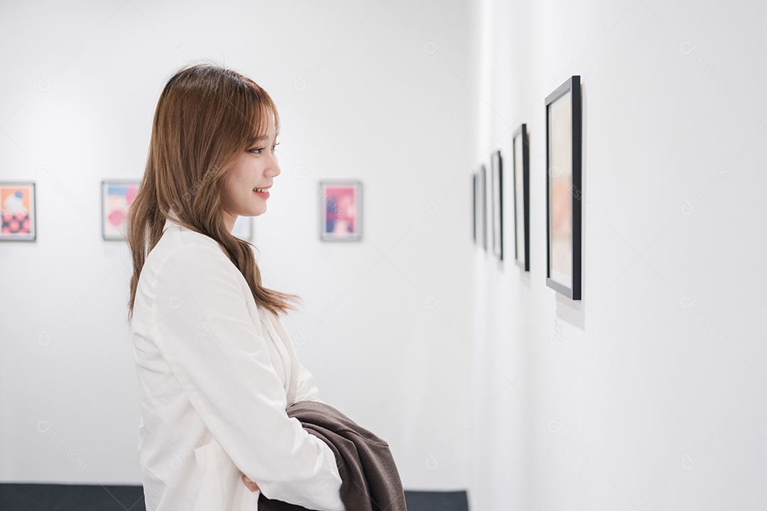 Mulher visitando a galeria de arte