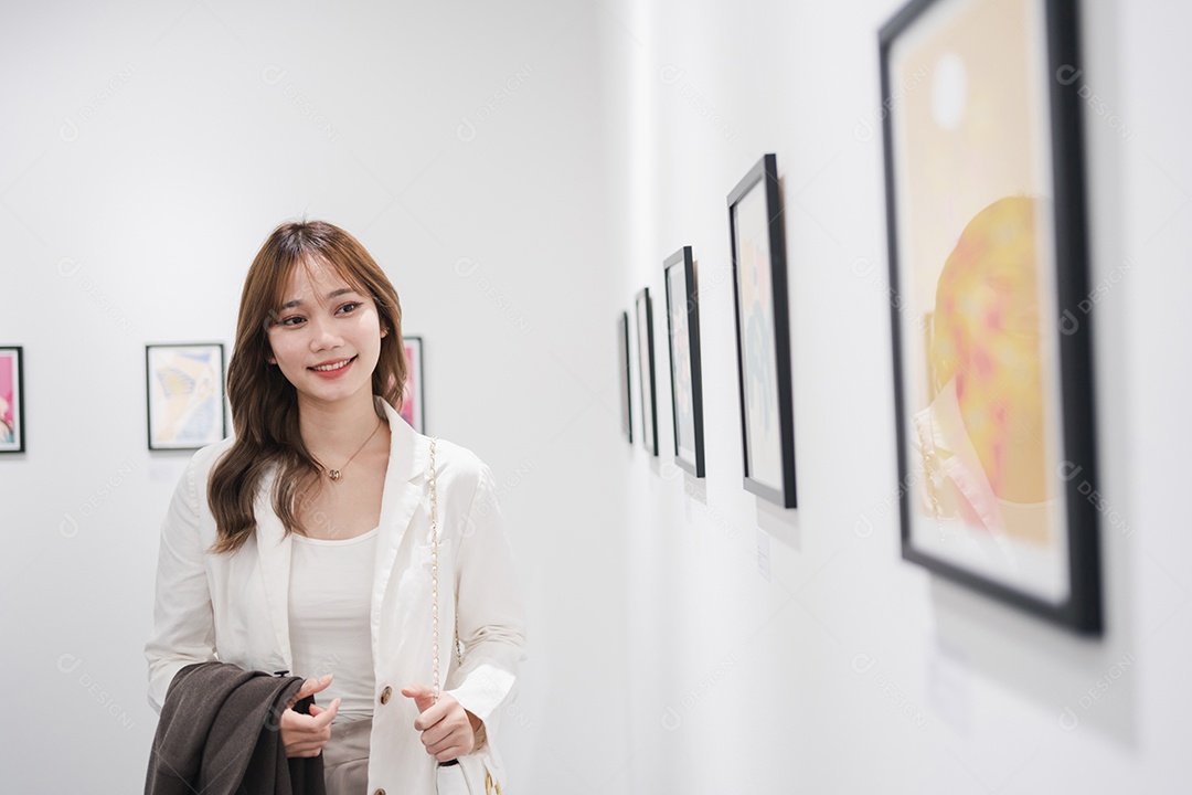 Mulher visitando a galeria de arte