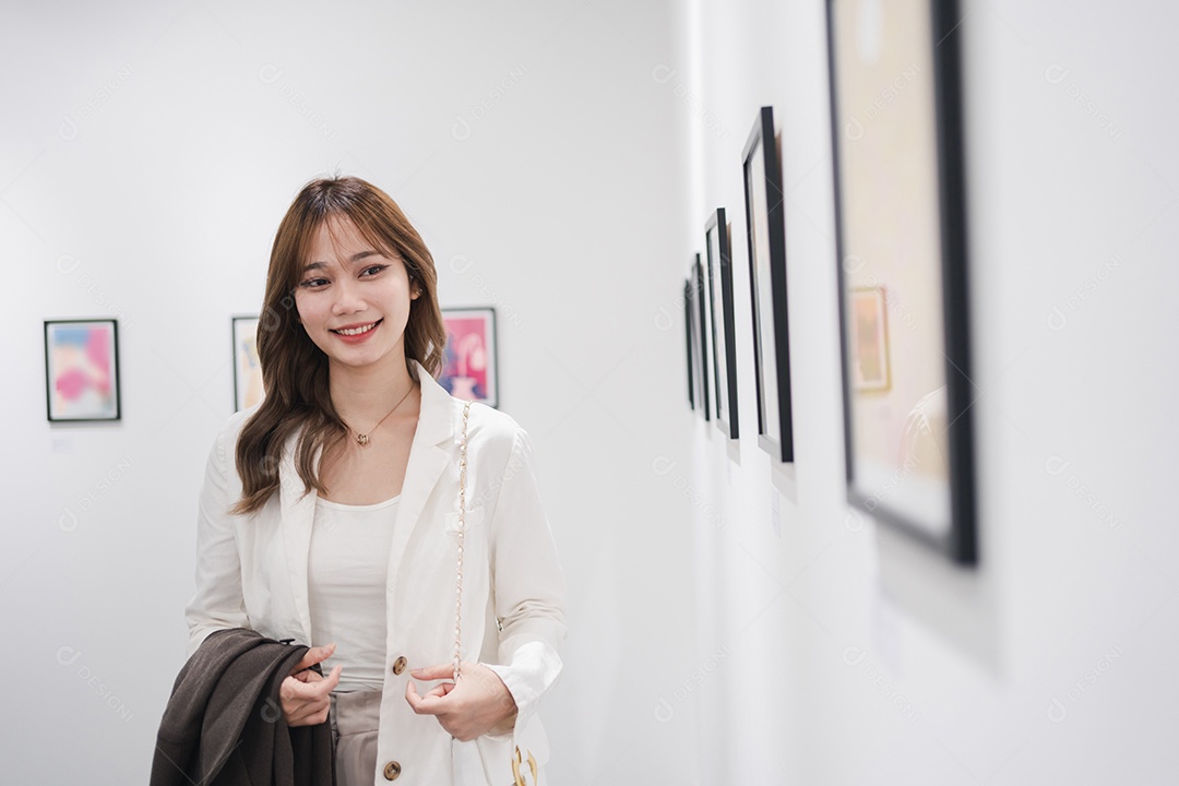 Mulher visitando a galeria de arte