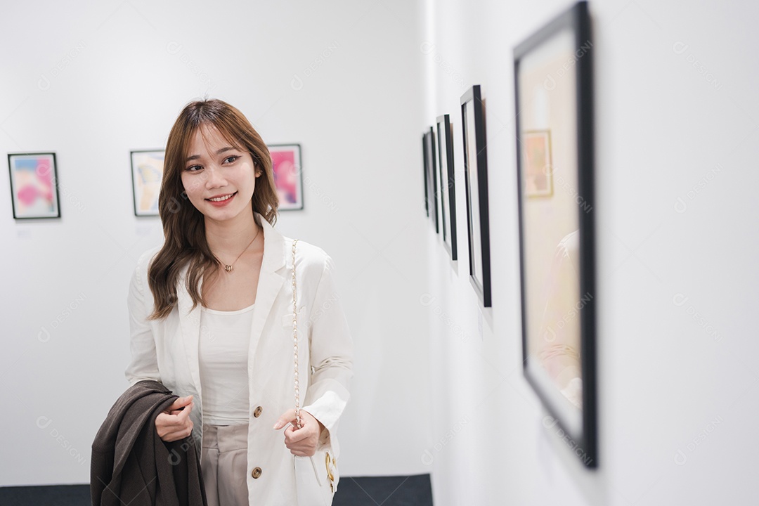 Mulher visitando a galeria de arte