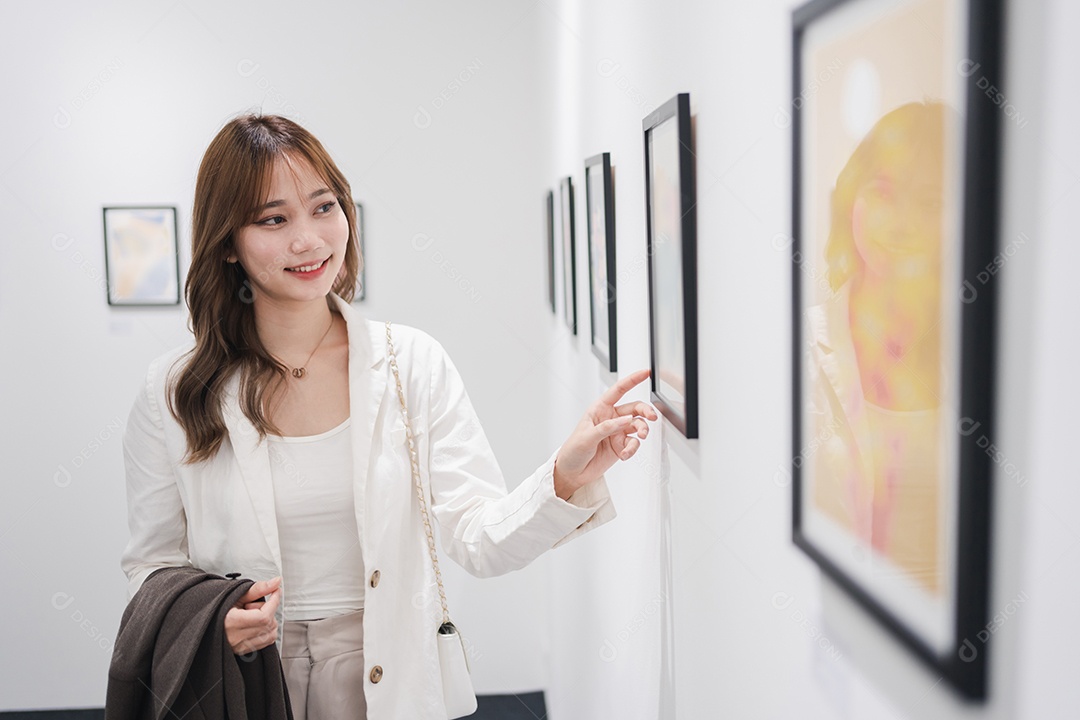 Mulher visitando a galeria de arte
