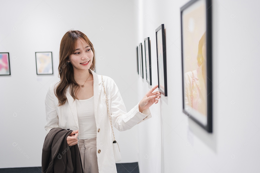 Mulher visitando a galeria de arte
