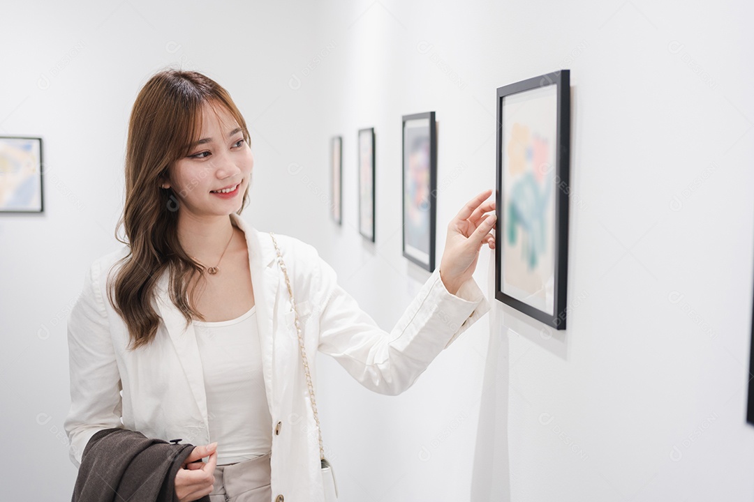 Mulher visitando a galeria de arte