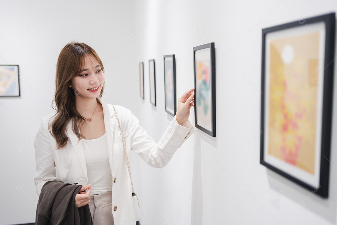 Mulher visitando a galeria de arte