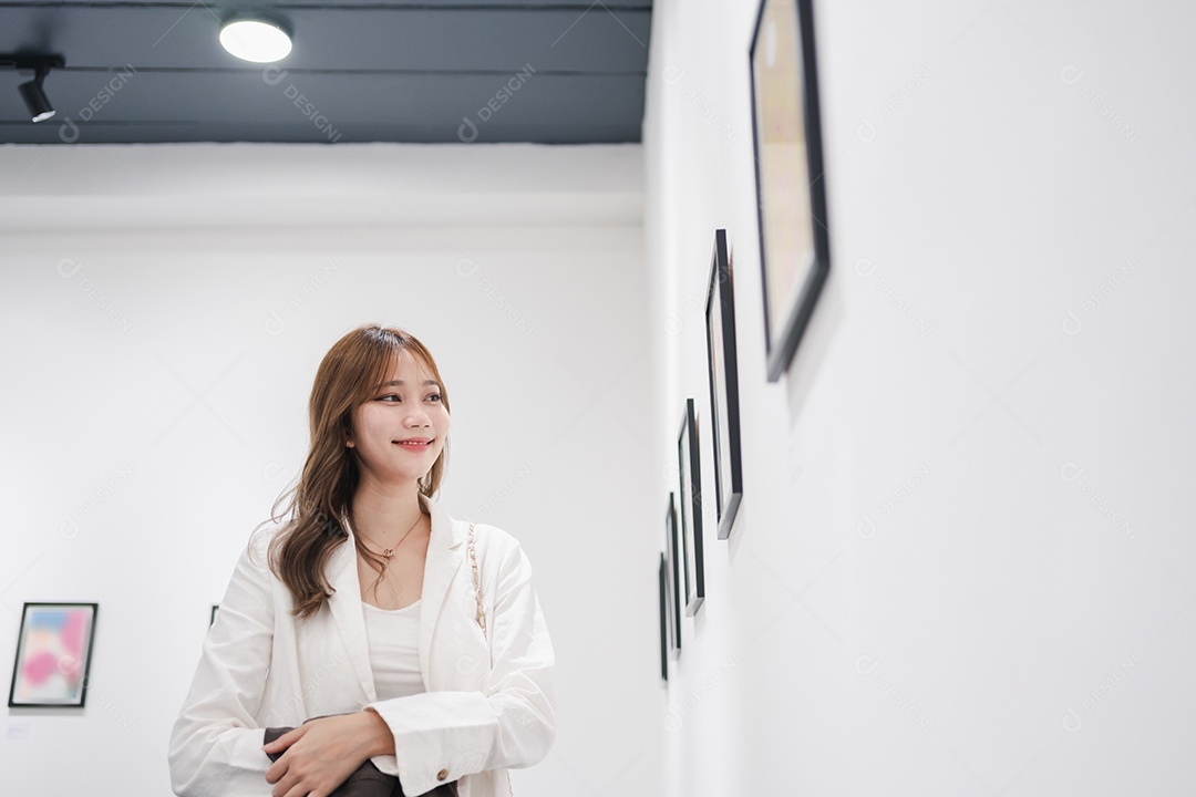 Mulher visitando a galeria de arte