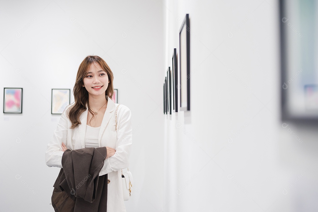 Mulher visitando a galeria de arte