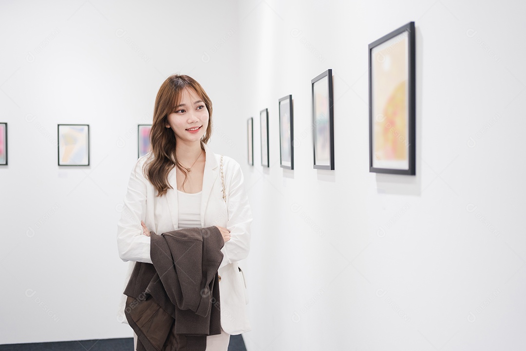 Mulher visitando a galeria de arte