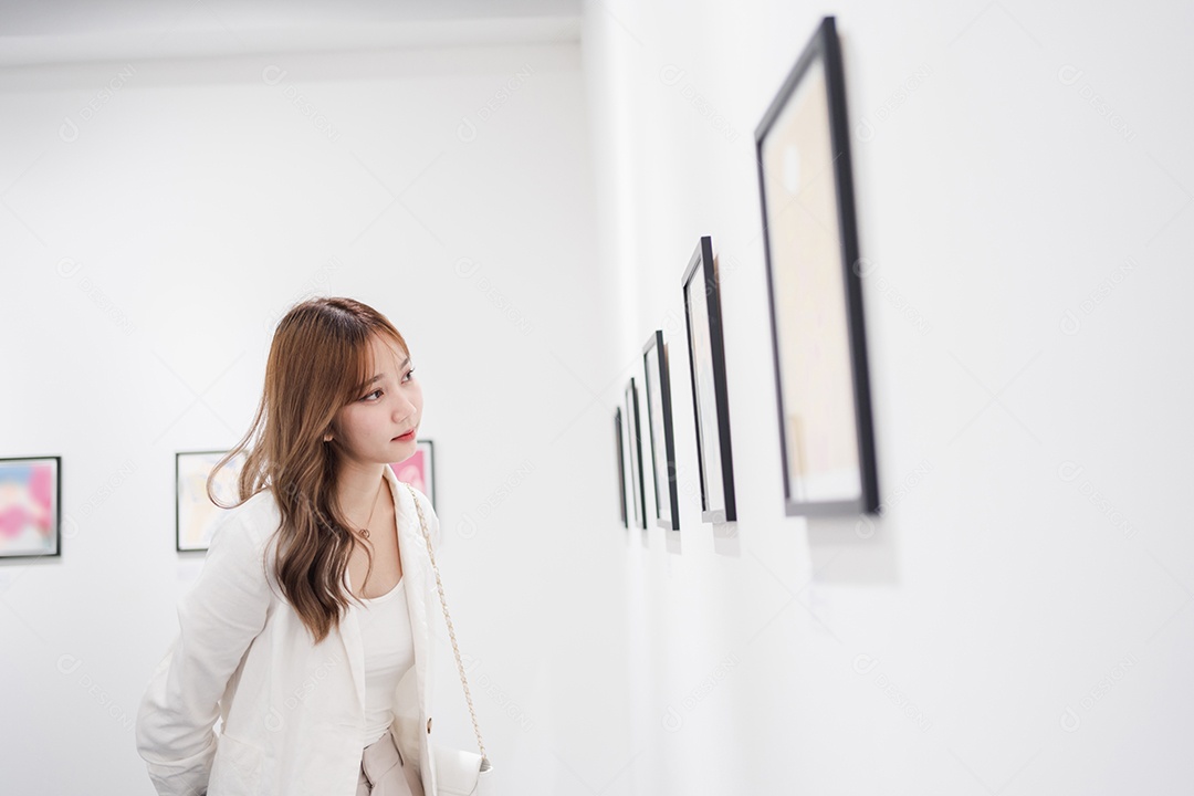 Mulher visitando a galeria de arte