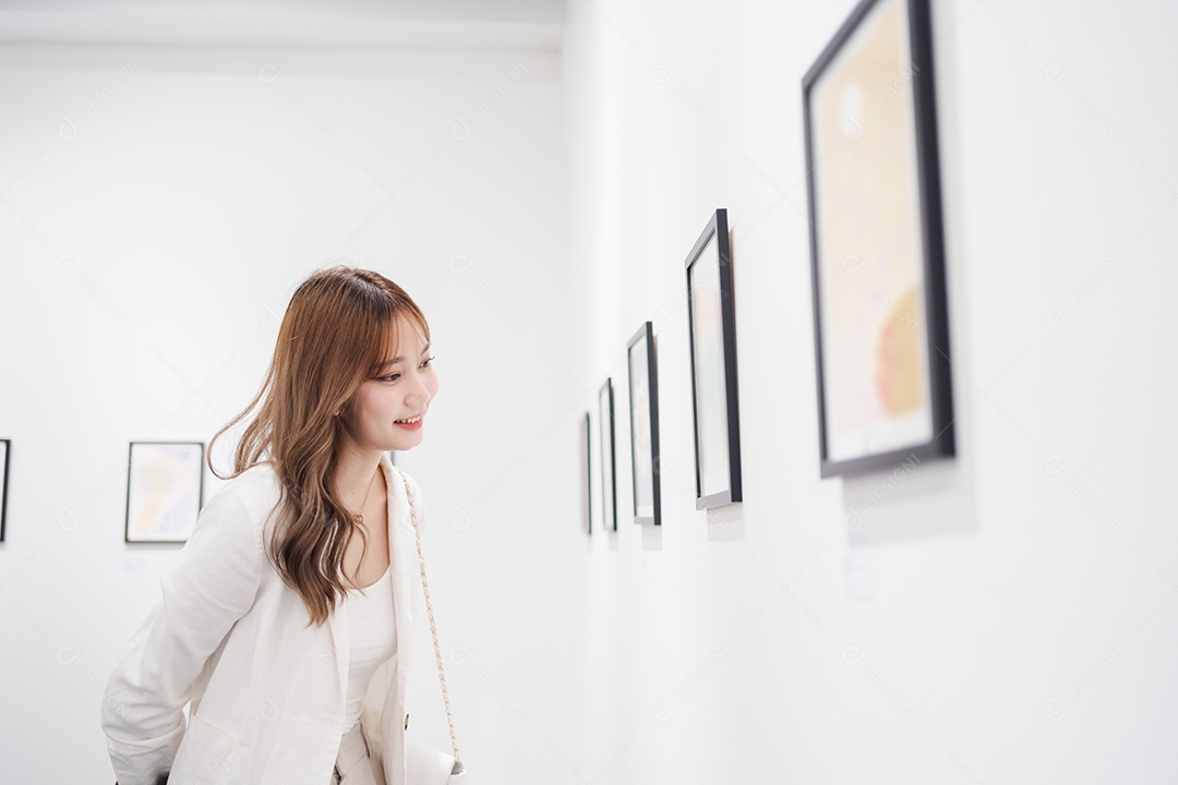 Mulher visitando a galeria de arte