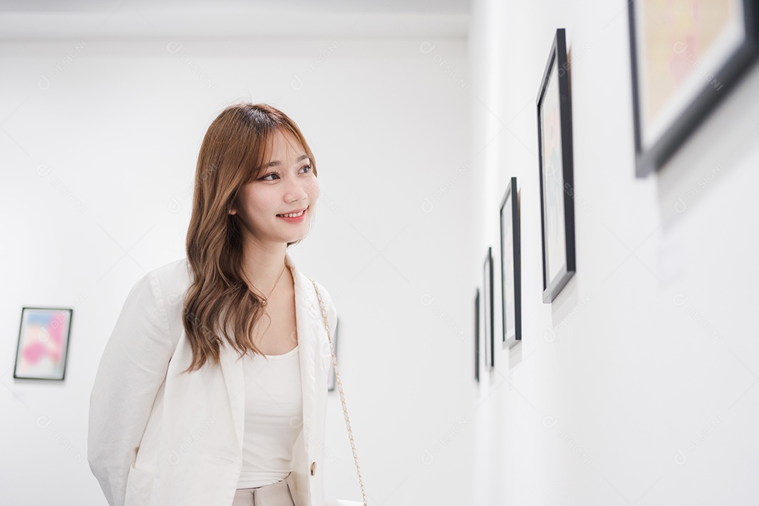 Mulher visitando a galeria de arte