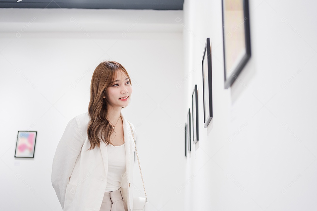 Mulher visitando a galeria de arte