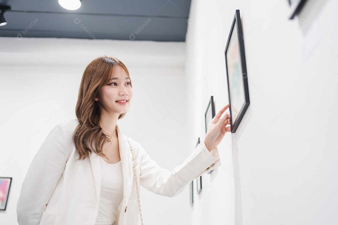 Mulher visitando a galeria de arte