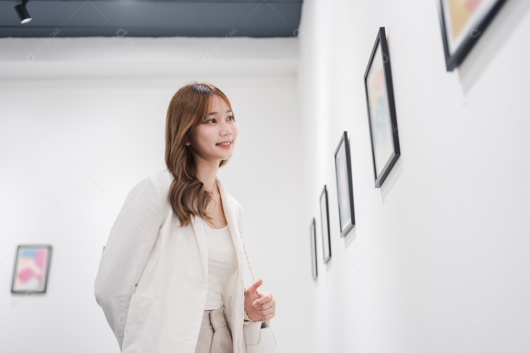 Mulher visitando a galeria de arte