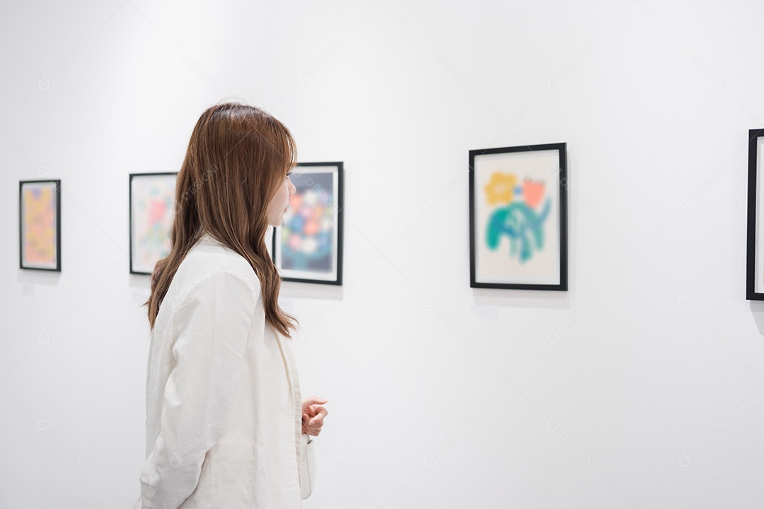 Mulher visitando a galeria de arte