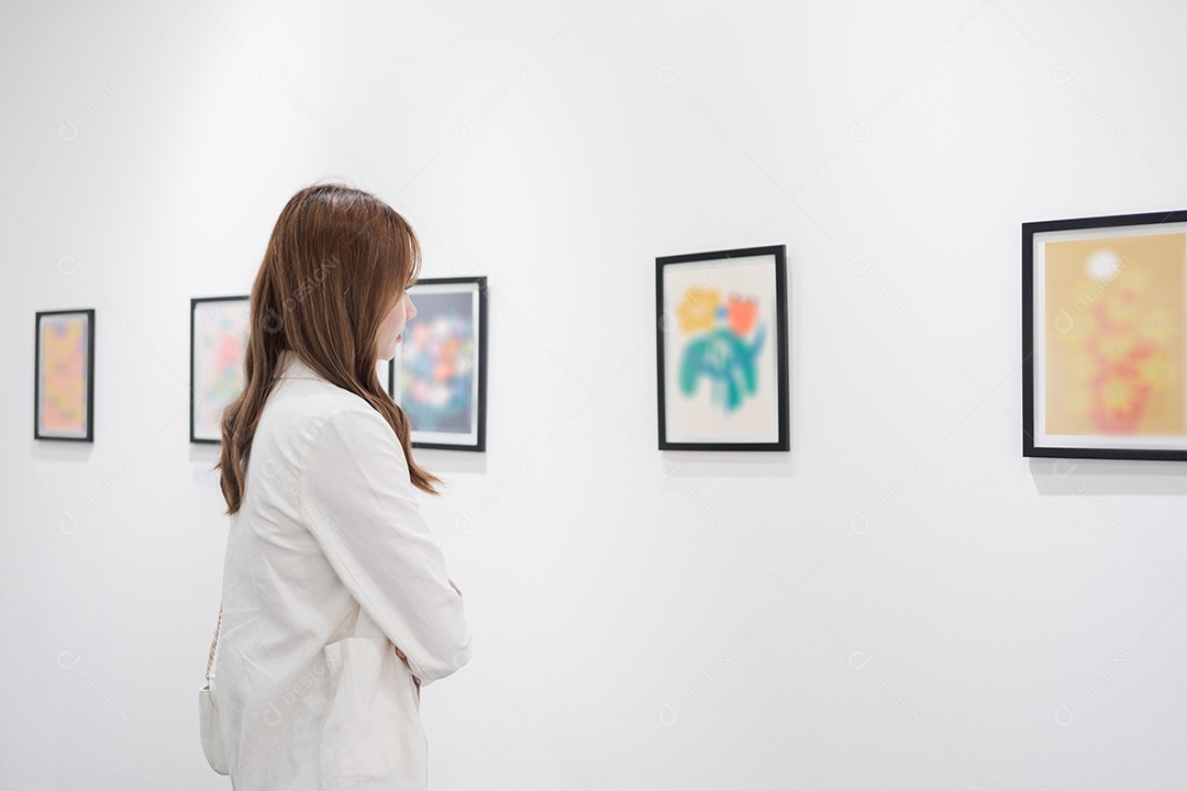 Mulher visitando a galeria de arte
