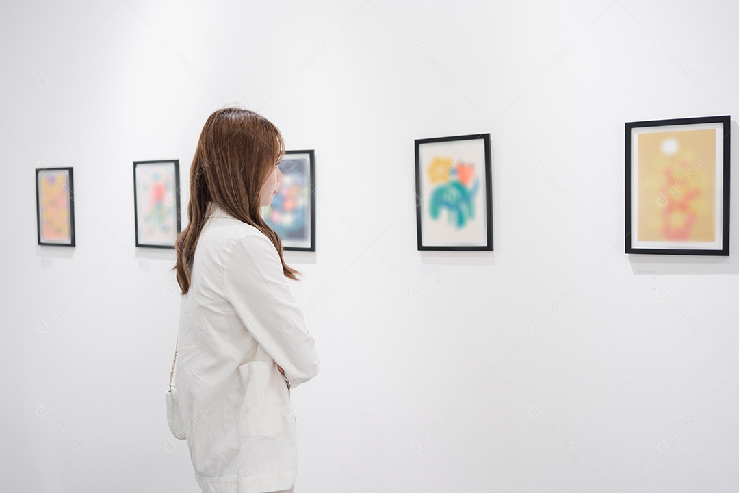 Mulher visitando a galeria de arte