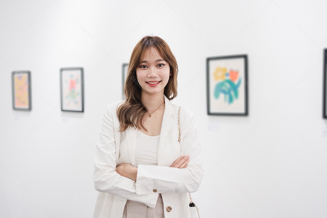 Mulher visitando a galeria de arte