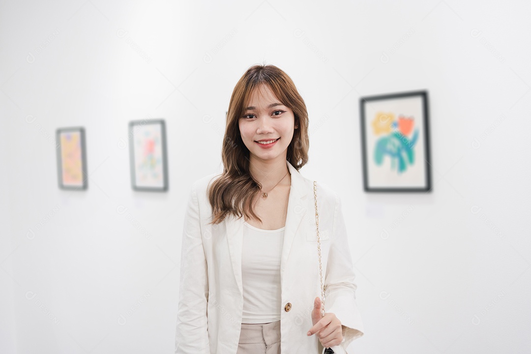 Mulher visitando a galeria de arte