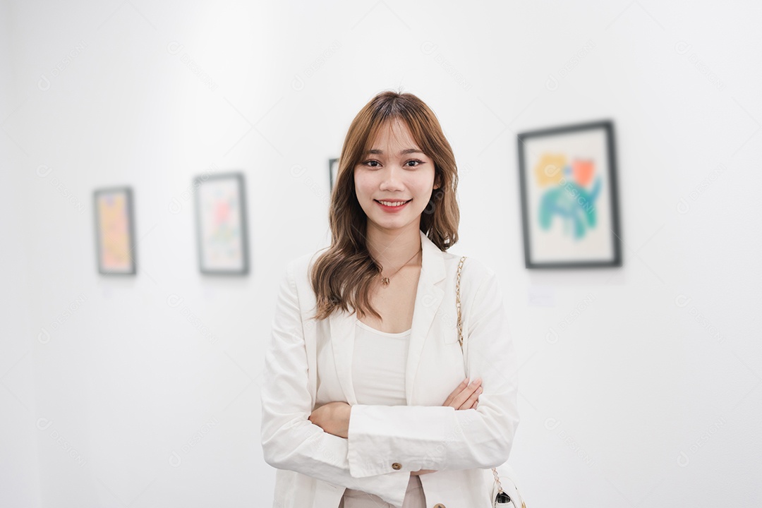 Mulher visitando a galeria de arte