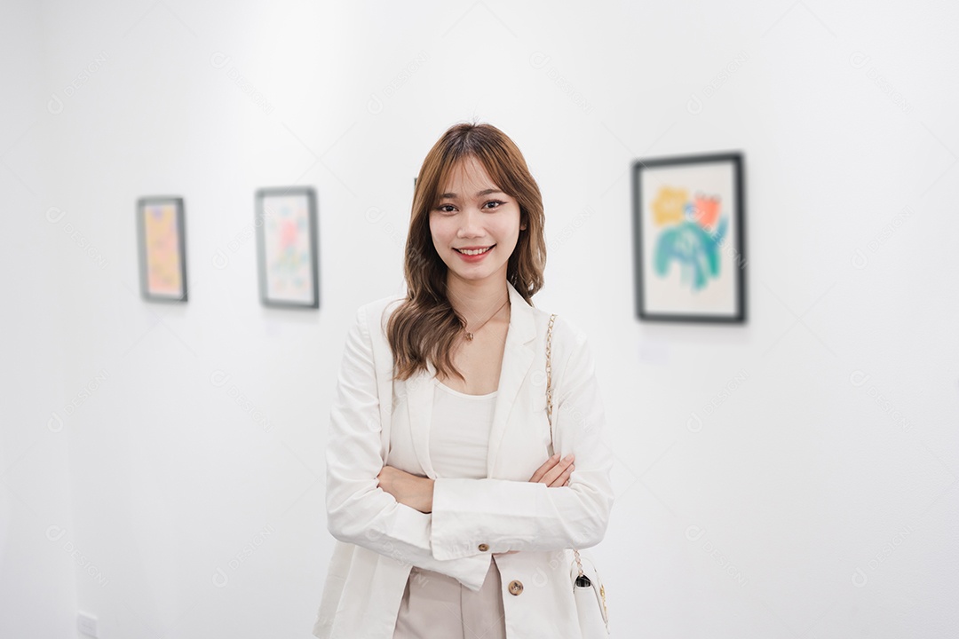 Mulher visitando a galeria de arte