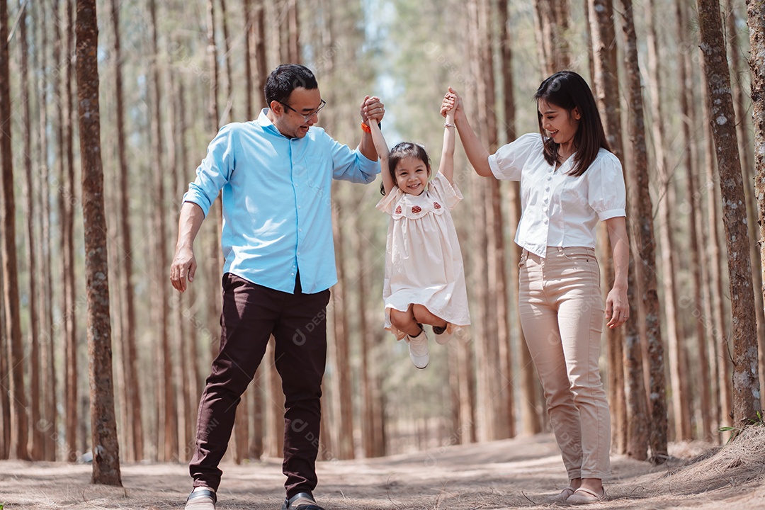 Família feliz na natureza viaja.