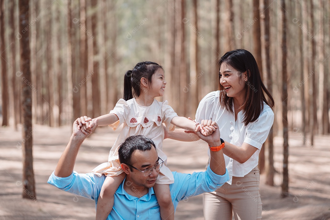 Família feliz na natureza viaja.