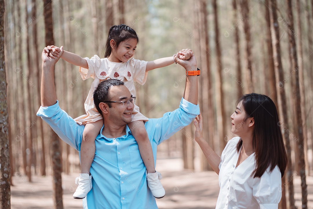 Família feliz na natureza viaja.