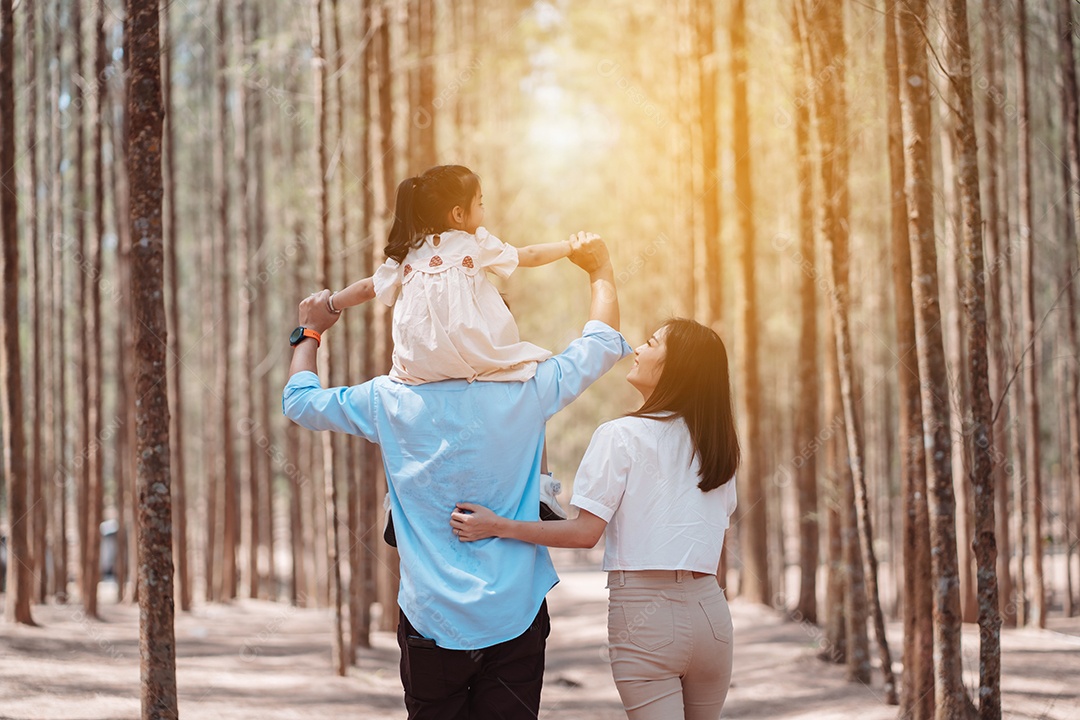 Família feliz na natureza viaja.