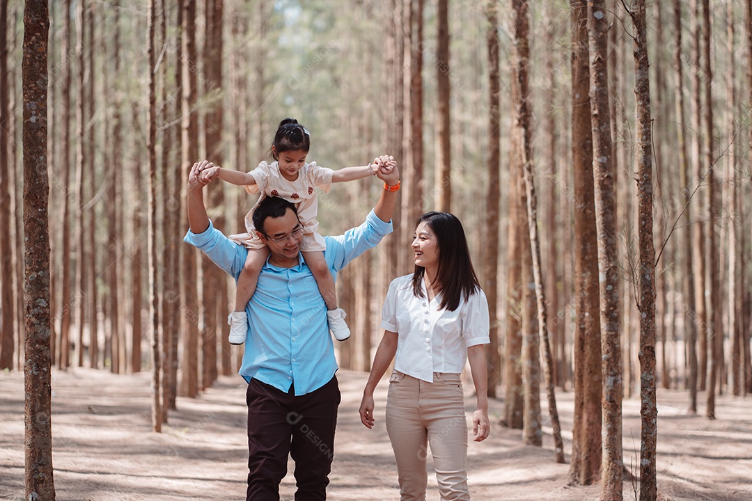 Família feliz na natureza viaja.