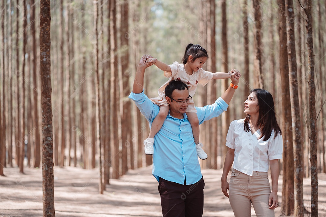 Família feliz na natureza viaja.