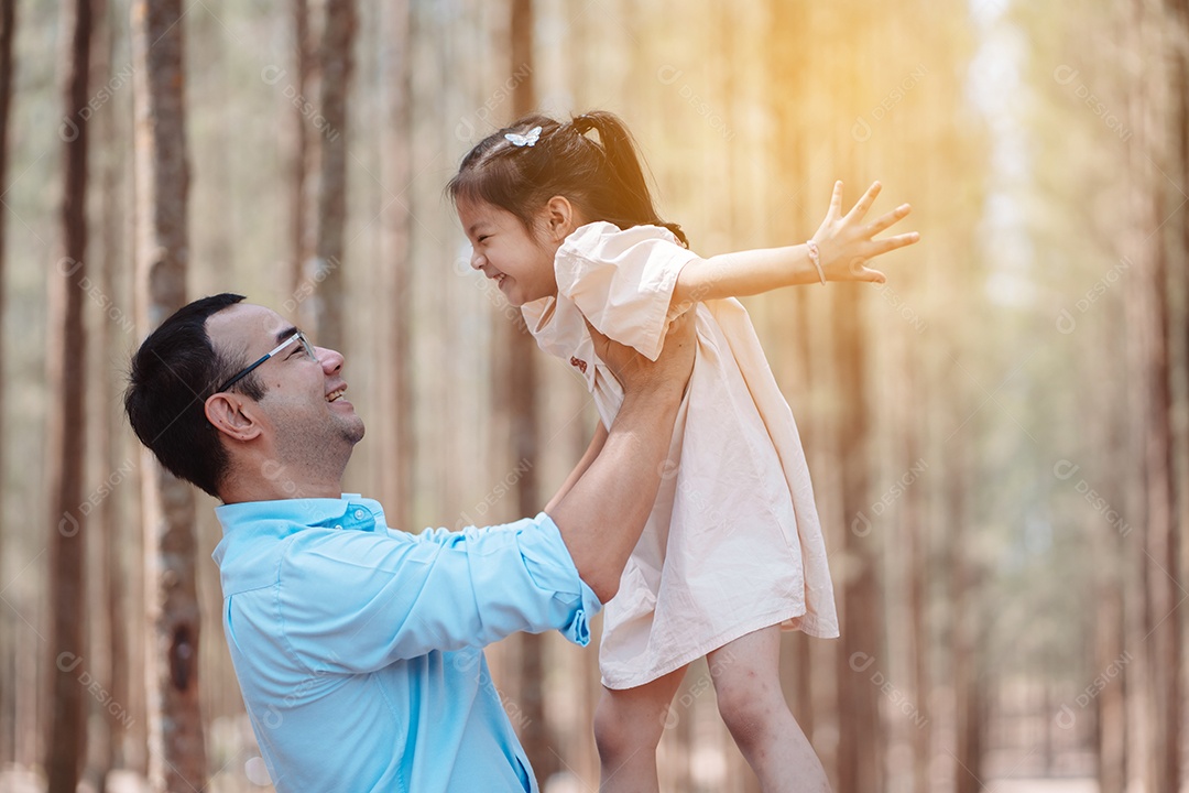 Família feliz na natureza viaja.