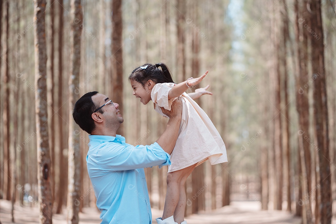 Família feliz na natureza viaja.