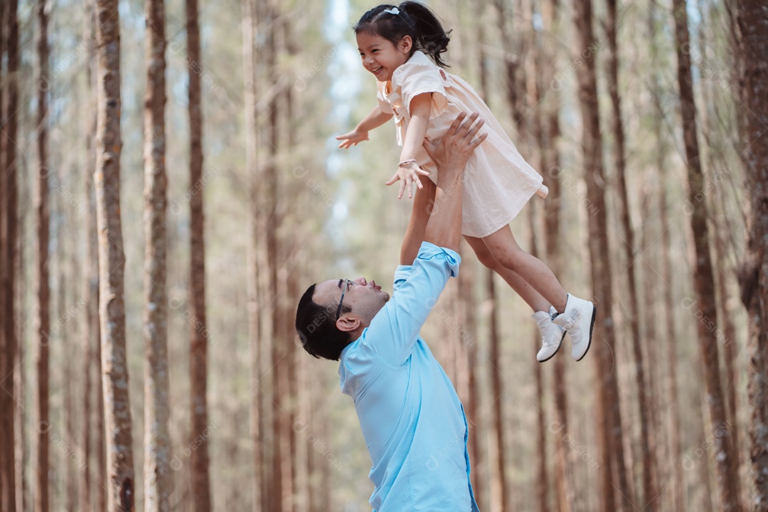 Família feliz na natureza viaja.