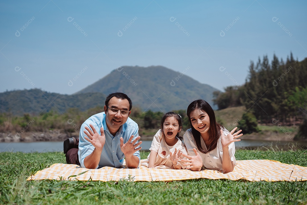 Família feliz na natureza viaja.