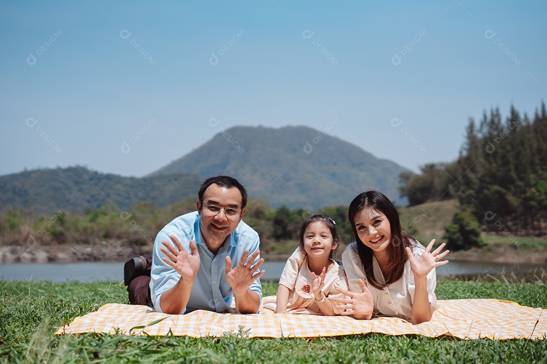 Família feliz na natureza viaja.
